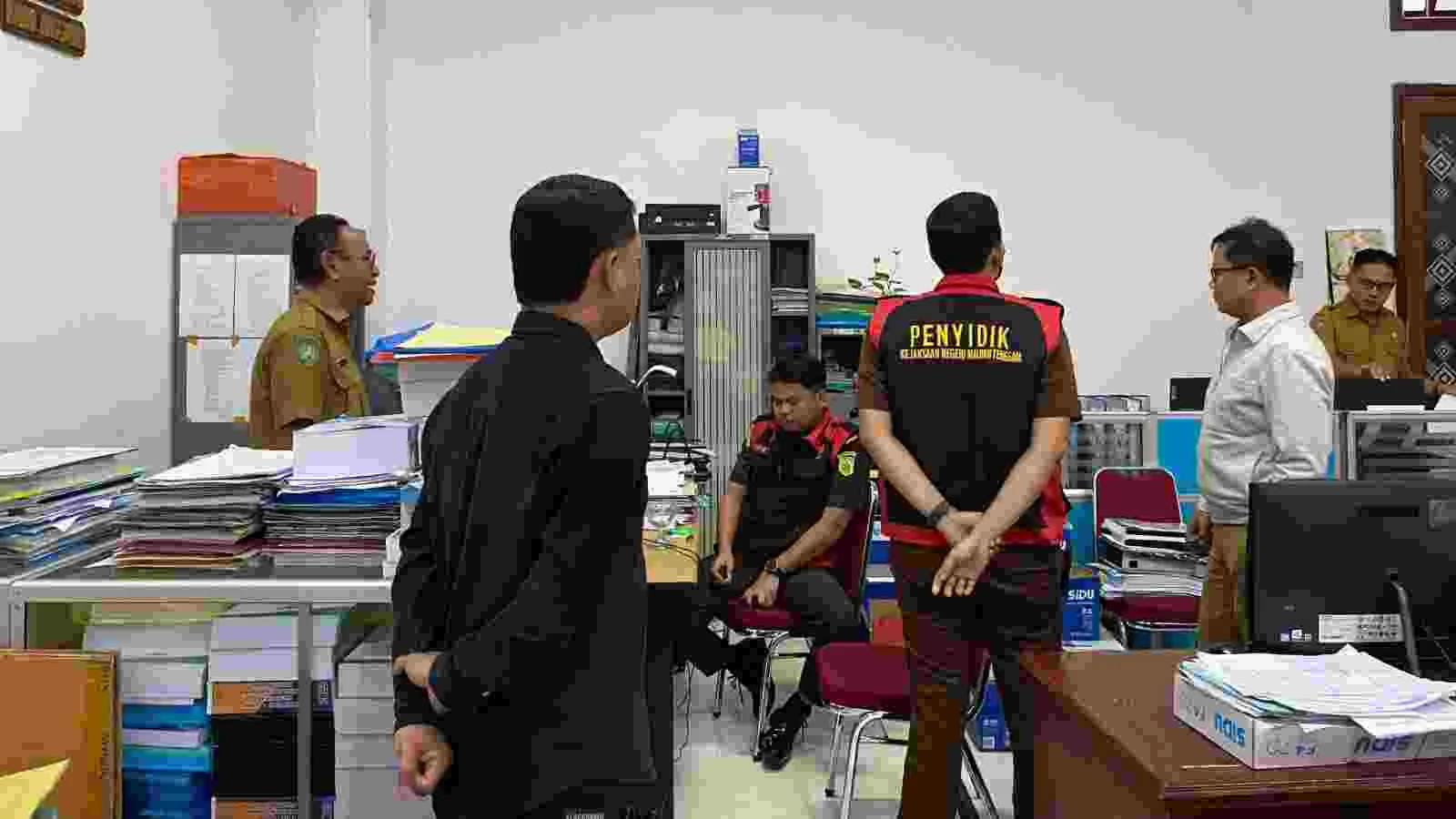 Sita Dokumen Resmi, Kejari Gali Arsip Kampus di Kediaman Prof Yetri: Apa Sebenarnya Terjadi?