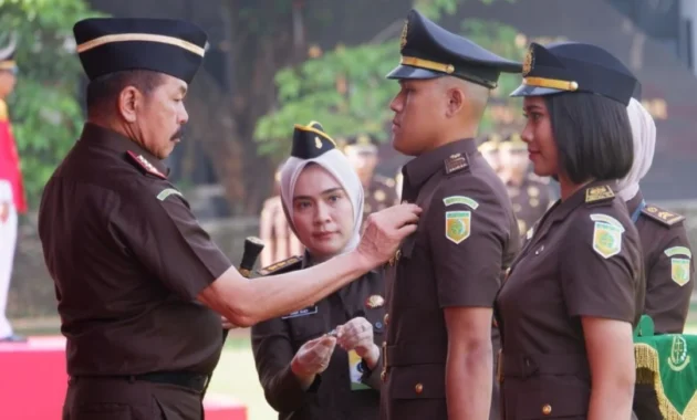 Skandal Amsal Sitepu Mengguncang Sumatera Utara: Rekam Jejak Harli Siregar, Penunjukan Plh Kajari Karo, dan Ancaman Sanksi Etik bagi Jaksa Skandal Amsal Sitepu Mengguncang Sumatera Utara: Rekam Jejak Harli Siregar, Penunjukan Plh Kajari Karo, dan Ancaman Sanksi Etik bagi Jaksa