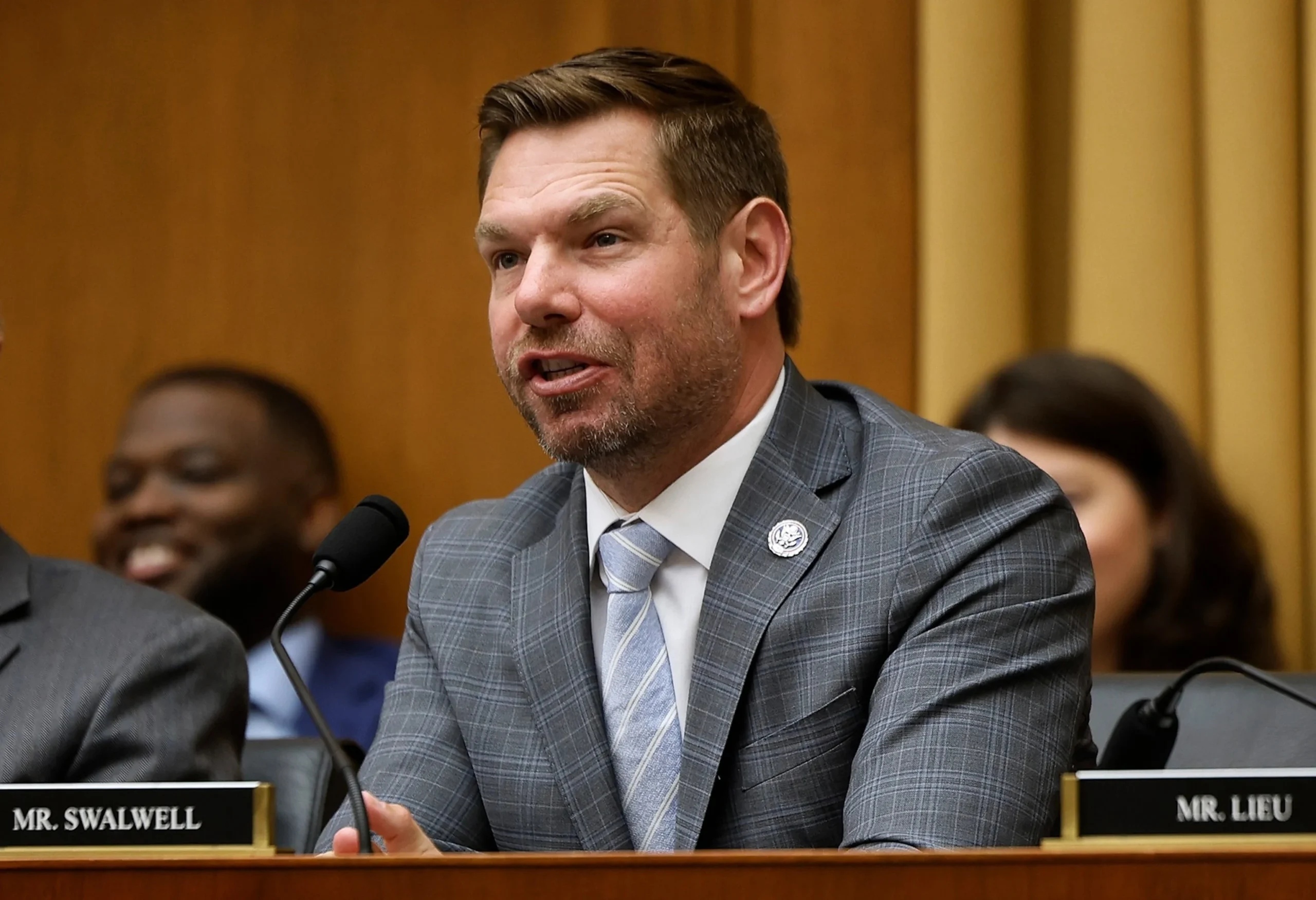 Skandal Eric Swalwell: Dari Tiket First-Class $192 Ribu Hingga Gagal Bersaing di Pilkada 2026