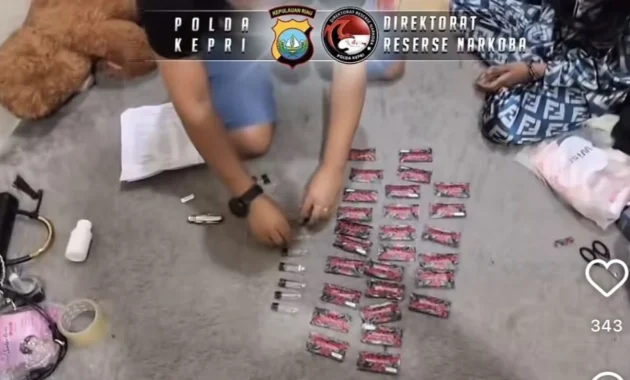 Skandal Vape Narkoba di Apartemen Bassura: Ribuan Cartridge Etomidate Terkumpul, 2 Pelaku Ditangkap Skandal Vape Narkoba di Apartemen Bassura: Ribuan Cartridge Etomidate Terkumpul, 2 Pelaku Ditangkap