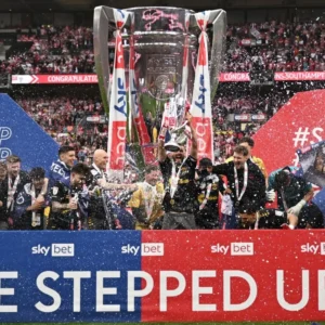 Southampton Siap Guncang Playoff dan Warisan Lokal: Dari Derby Championship hingga Pub Bersejarah dan Pendanaan Golf Internasional