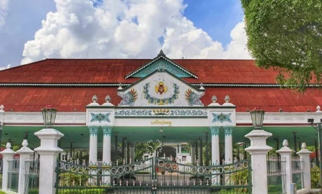 Sri Sultan Hamengkubuwono X Guncang Pembangunan Yogyakarta: Dari Pantai Gunungkidul ke Pabrik Mobil Listrik dan Rel Kereta Cepat Sri Sultan Hamengkubuwono X Guncang Pembangunan Yogyakarta: Dari Pantai Gunungkidul ke Pabrik Mobil Listrik dan Rel Kereta Cepat