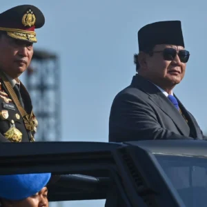 Sri Sultan HB X Mengejutkan Kapolri dan Prabowo di HUT ke-80, Momen Tak Bertopi yang Bikin Heboh