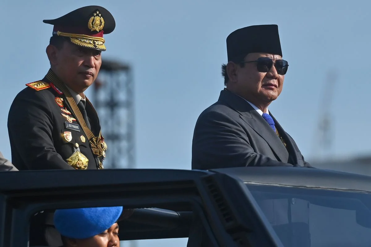 Sri Sultan HB X Mengejutkan Kapolri dan Prabowo di HUT ke-80, Momen Tak Bertopi yang Bikin Heboh