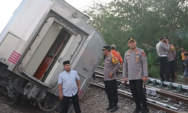 Tabrakan KRL dan KA Argo Bromo di Stasiun Bekasi Timur, KAI Minta Maaf dan Fokus pada Evakuasi