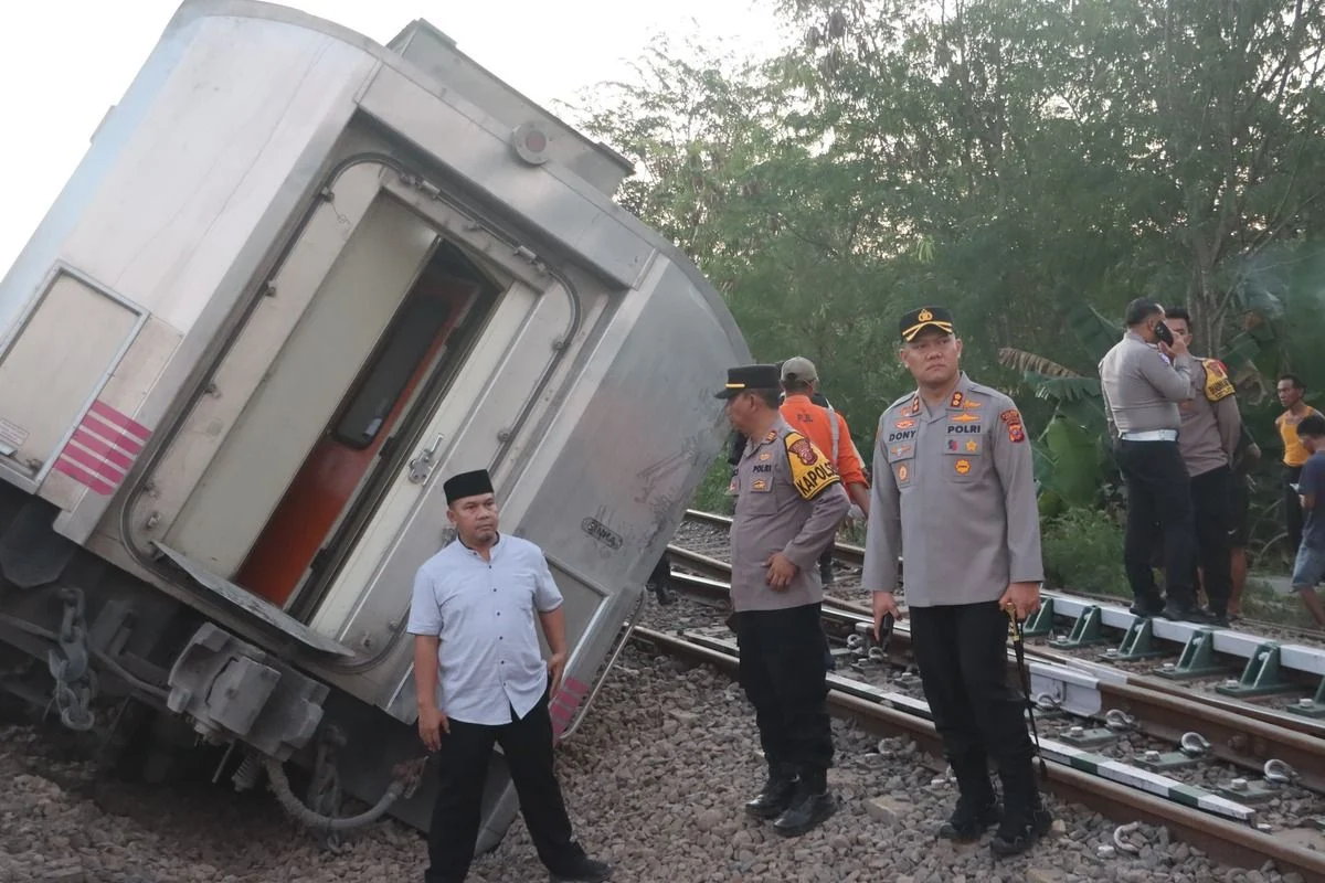 Tabrakan KRL dan KA Argo Bromo di Stasiun Bekasi Timur, KAI Minta Maaf dan Fokus pada Evakuasi