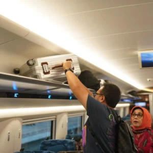 Tak Ingin Insiden Pintu Whoosh Ditahan Terulang, KCIC Minta Penumpang Taat Aturan