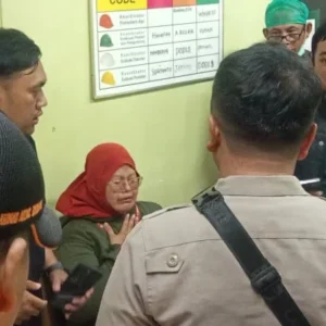 Tangis Rekan Kerja Korban Kecelakaan Kereta Pecah di RSUD Kota Bekasi