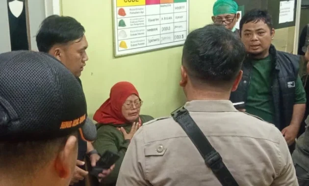 Tangis Rekan Kerja Korban Kecelakaan Kereta Pecah di RSUD Kota Bekasi