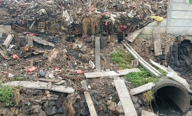 Tembok Pasar Induk Kramat Jati roboh akibat gunungan sampah