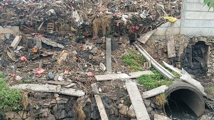 Tembok Pasar Induk Kramat Jati roboh akibat gunungan sampah