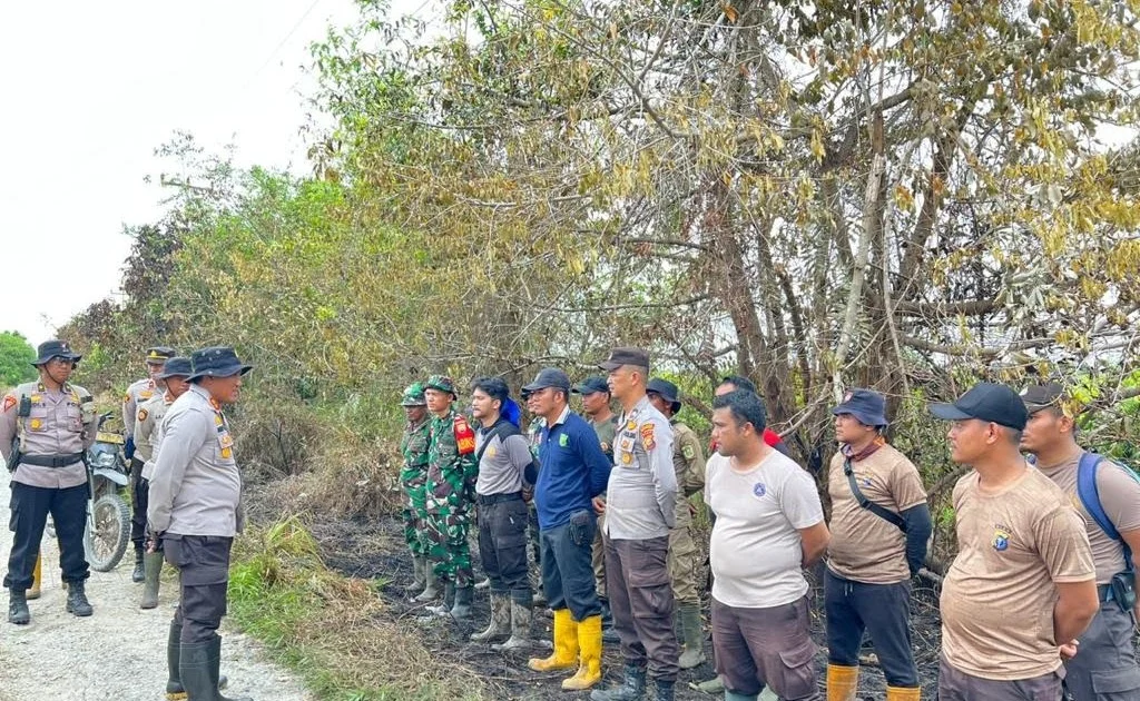 Tim gabungan berjibaku padamkan karhutla di akses Bandara Singkawang