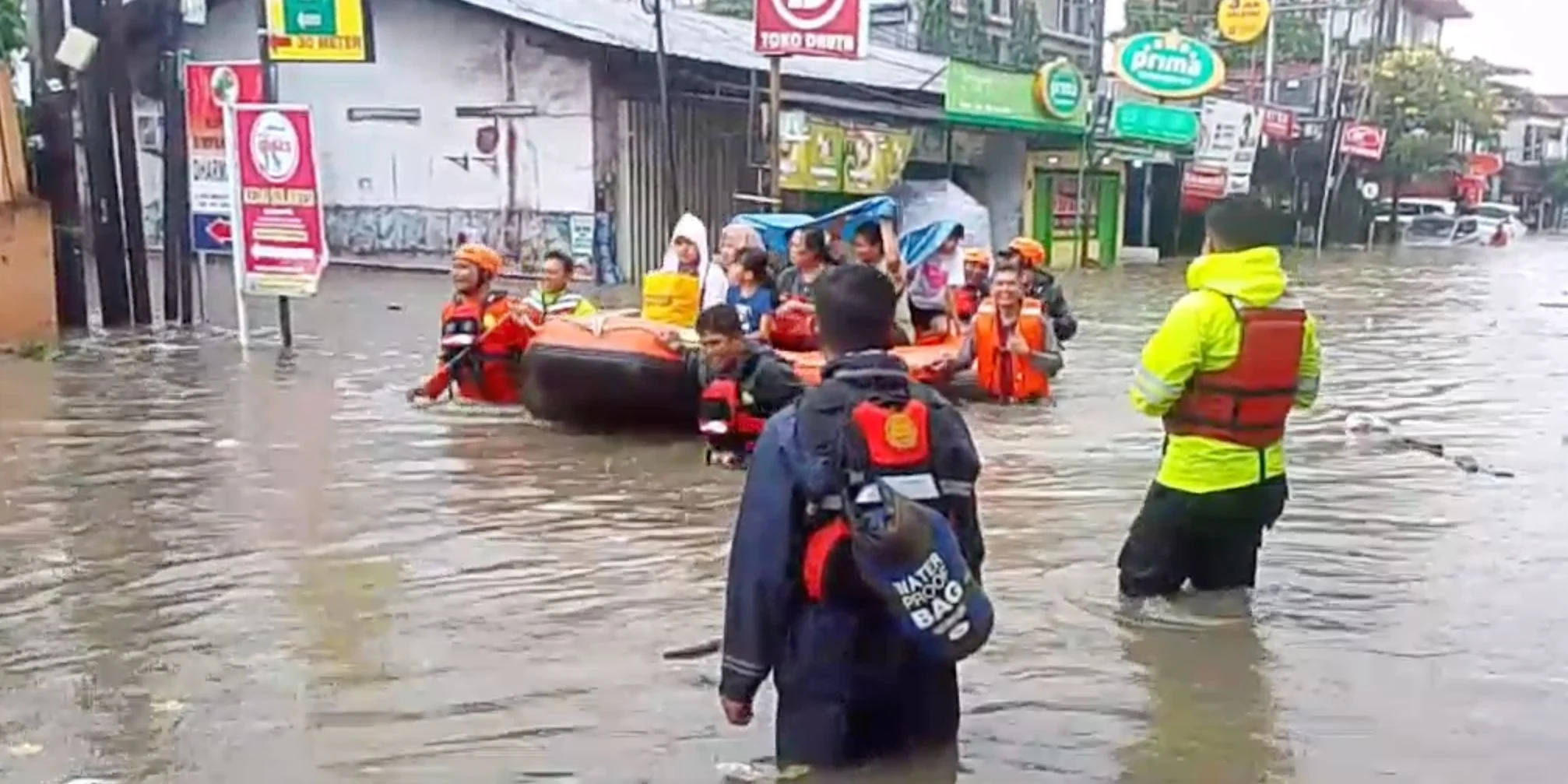 Tim SAR Manokwari Evakuasi 100 Warga Terdampak Banjir di Wosi