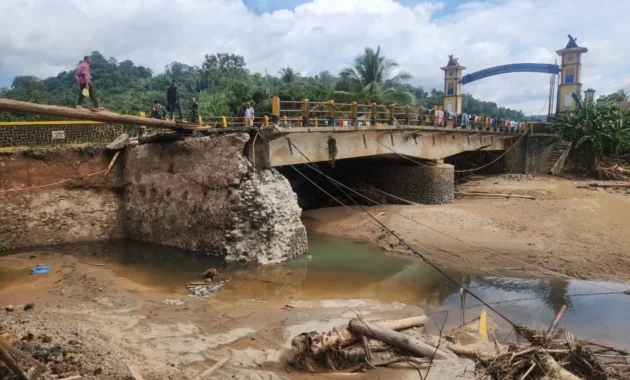 TNI AD Bangun Jembatan Darurat Pulihkan Akses Vital Pasca Banjir di Sumatera Barat TNI AD Bangun Jembatan Darurat Pulihkan Akses Vital Pasca Banjir di Sumatera Barat