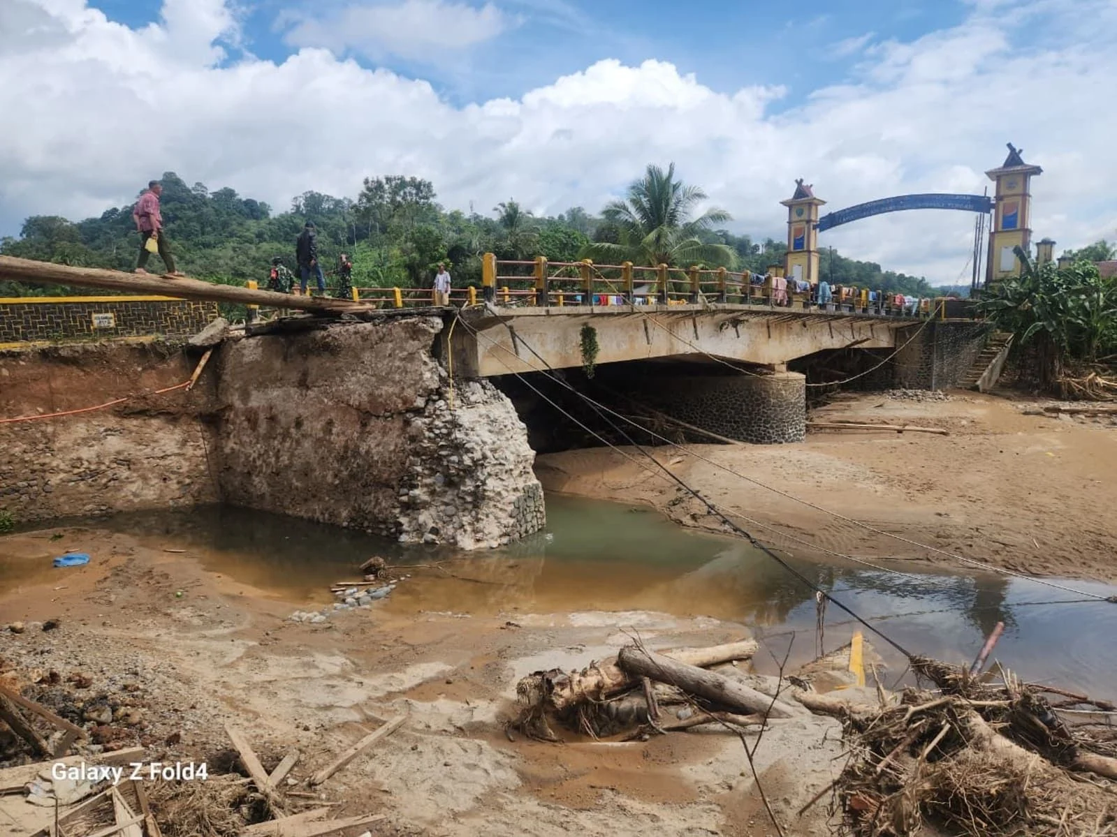 TNI AD Bangun Jembatan Darurat Pulihkan Akses Vital Pasca Banjir di Sumatera Barat
