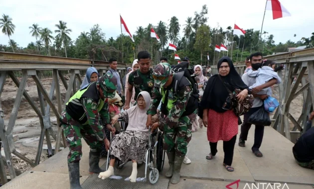 TNI AD Bangun Jembatan di Lokasi Bencana Sumatera Barat