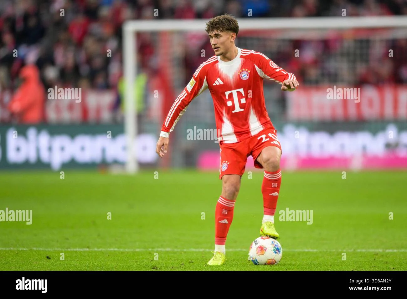 Tom Bischof: Bintang Muda Bayern yang Menggoda Lapangan dan Hati Penonton