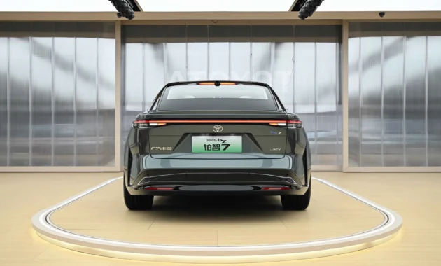 Toyota bZ7 2026: Sedan Listrik Mewah 700 km Jarak Tempuh Siap Mengguncang Pasar China dengan Teknologi Huawei