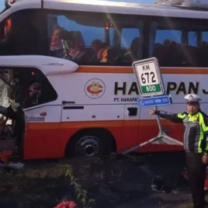 Tragedi di Tol Jombang-Mojokerto: Bus Restu Terguling, 1 Tewas dan 15 Luka-Luka