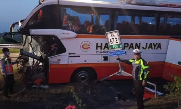 Tragedi di Tol Jombang-Mojokerto: Bus Restu Terguling, 1 Tewas dan 15 Luka-Luka