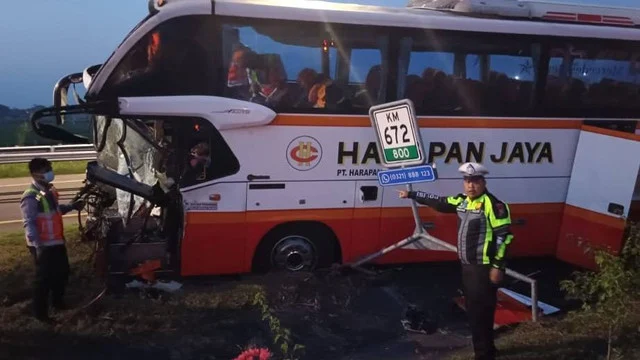 Tragedi di Tol Jombang-Mojokerto: Bus Restu Terguling, 1 Tewas dan 15 Luka-Luka