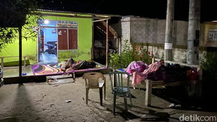 Trauma, BPBD: Korban gempa Adonara NTT masih pilih tidur di luar rumah