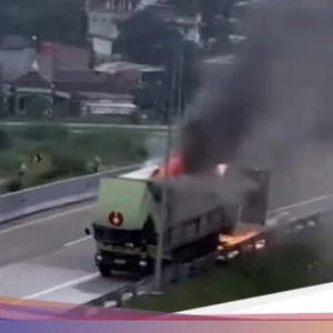 Truk Pengirim Paket Shopee Tersulut Api di Tol Semarang‑Solo, Muatan 7 Ton Ludes Hingga Pagi Hari