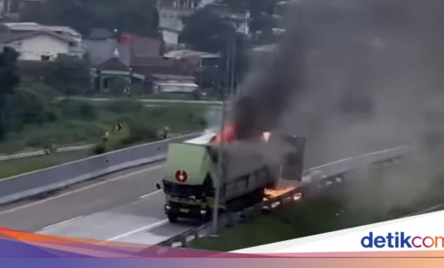 Truk Pengirim Paket Shopee Tersulut Api di Tol Semarang‑Solo, Muatan 7 Ton Ludes Hingga Pagi Hari