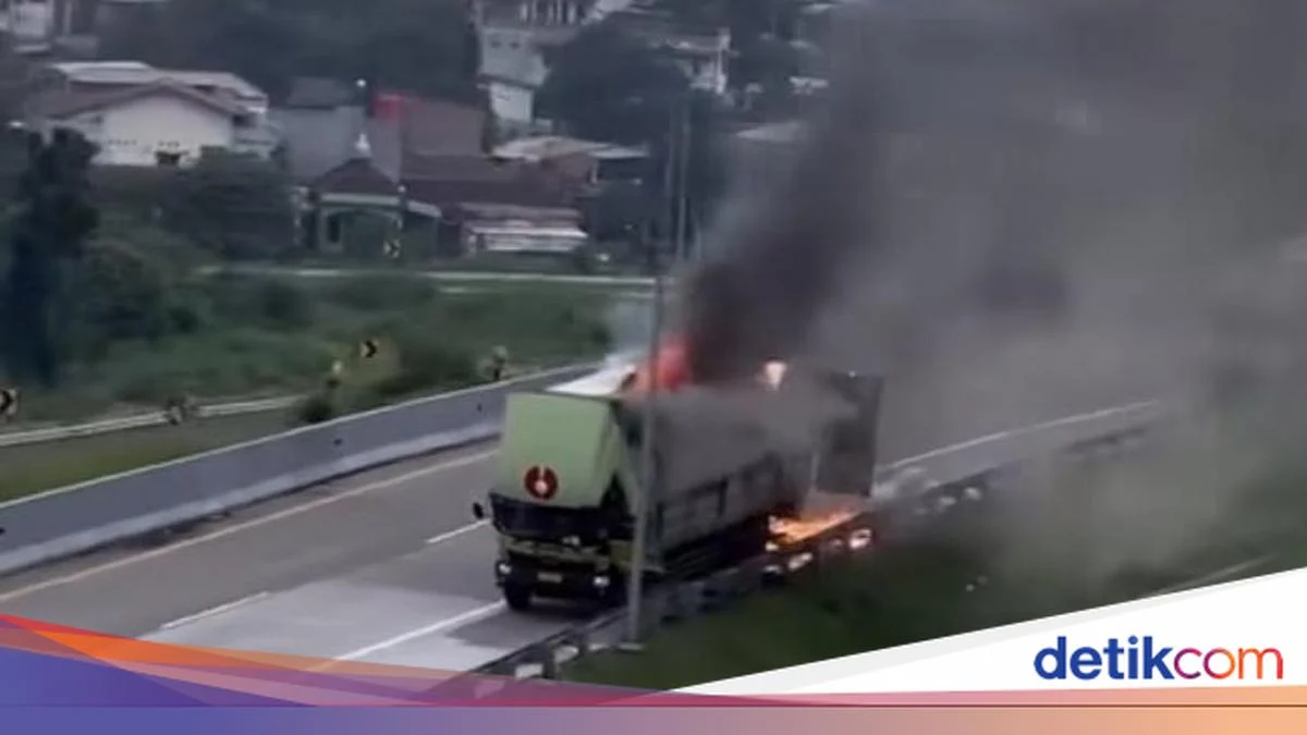 Truk Pengirim Paket Shopee Tersulut Api di Tol Semarang‑Solo, Muatan 7 Ton Ludes Hingga Pagi Hari