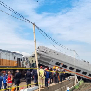 Tujuh Orang Masih Terjepit di Gerbong, Tiga Korban Meninggal Dunia
