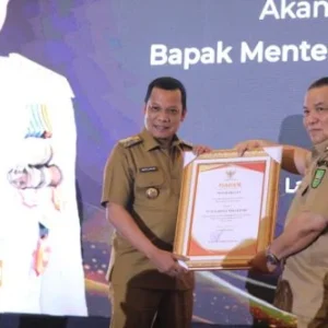 Turunkan Stunting dan Angka Kemiskinan, Wali Kota Pekanbaru Raih Penghargaan Kemendagri