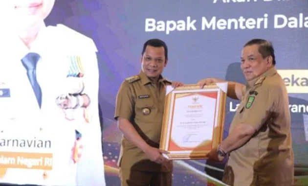 Turunkan Stunting dan Angka Kemiskinan, Wali Kota Pekanbaru Raih Penghargaan Kemendagri