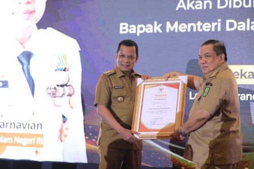 Turunkan Stunting dan Angka Kemiskinan, Wali Kota Pekanbaru Raih Penghargaan Kemendagri