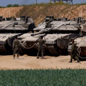 UNIFIL Diserang Kembali: Tank Merkava Israel Tabrak Kendaraan PBB, Dua Penjaga Perdamaian Kritis
