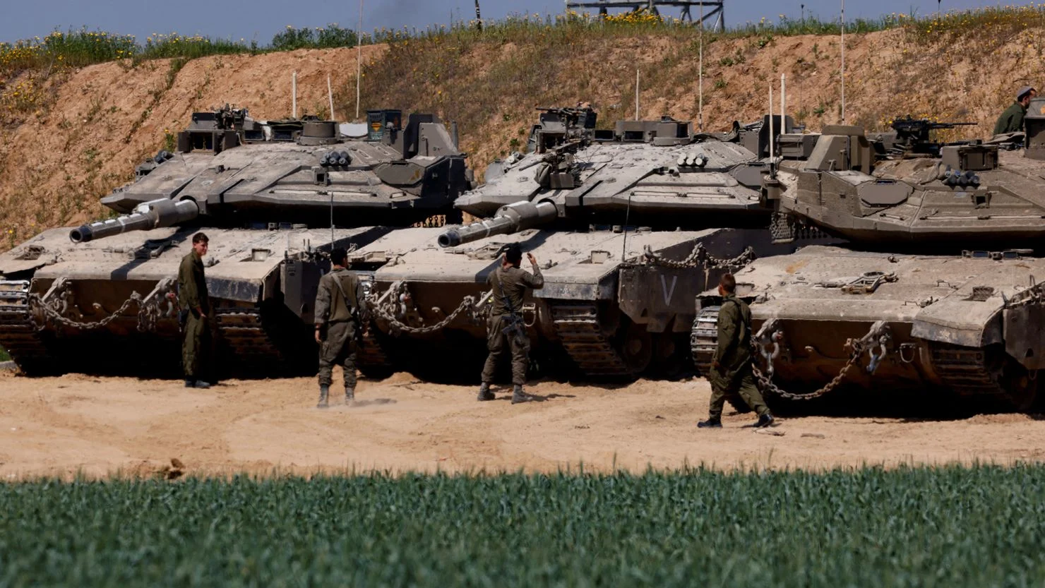 UNIFIL Diserang Kembali: Tank Merkava Israel Tabrak Kendaraan PBB, Dua Penjaga Perdamaian Kritis