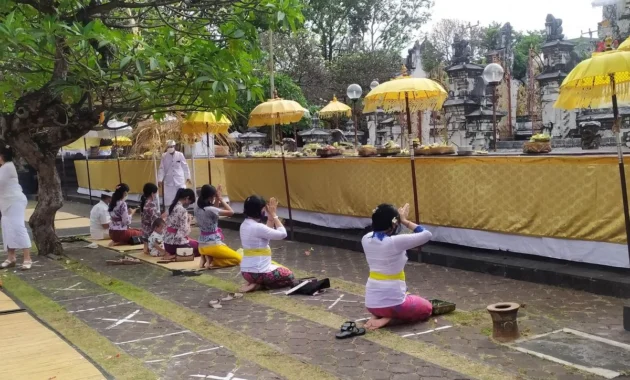 Upacara Persembahyangan Hari Saraswati di Perpustakaan Umum Kota Denpasar Upacara Persembahyangan Hari Saraswati di Perpustakaan Umum Kota Denpasar