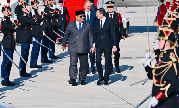 Usai Bertemu Putin, Prabowo Tiba di Paris untuk Temui Presiden Prancis Emmanuel Macron
