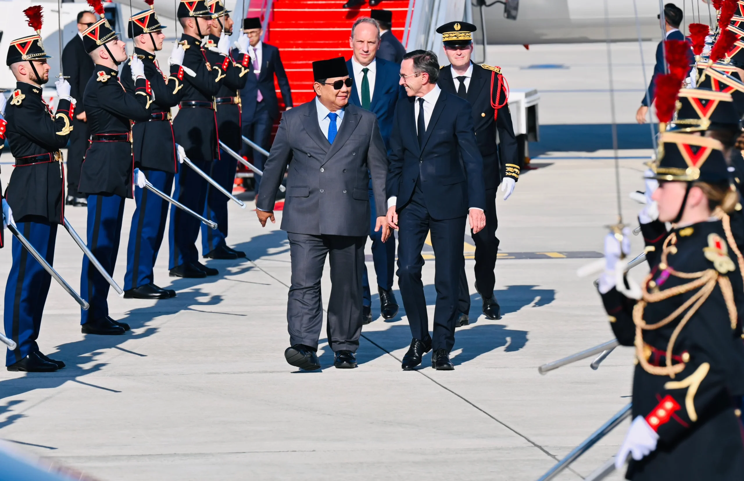 Usai Bertemu Putin, Prabowo Tiba di Paris untuk Temui Presiden Prancis Emmanuel Macron