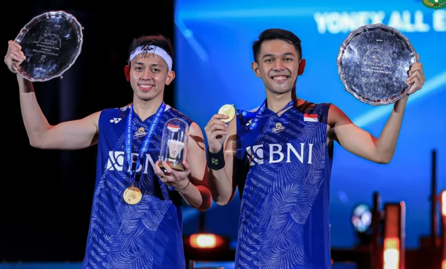 Valencia Tanoesoedibjo Serahkan Piala Sportstive+ Badminton kepada Thariq Halilintar dan Aaliyah Massaid
