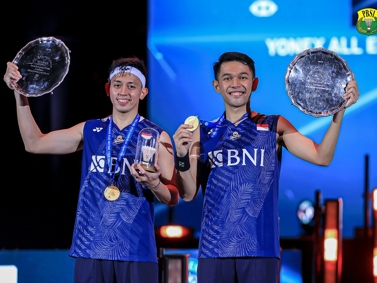 Valencia Tanoesoedibjo Serahkan Piala Sportstive+ Badminton kepada Thariq Halilintar dan Aaliyah Massaid