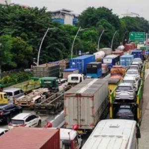 Viral: Dua Pengendara Mobil Cekcok di Tol Pelabuhan Arah Tanjung Priok, Jalan Ditutup