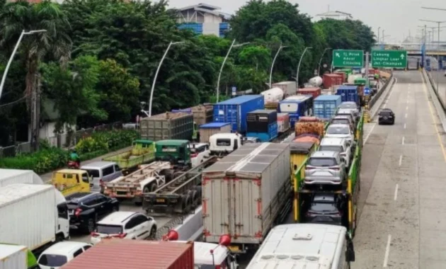 Viral: Dua Pengendara Mobil Cekcok di Tol Pelabuhan Arah Tanjung Priok, Jalan Ditutup Viral: Dua Pengendara Mobil Cekcok di Tol Pelabuhan Arah Tanjung Priok, Jalan Ditutup
