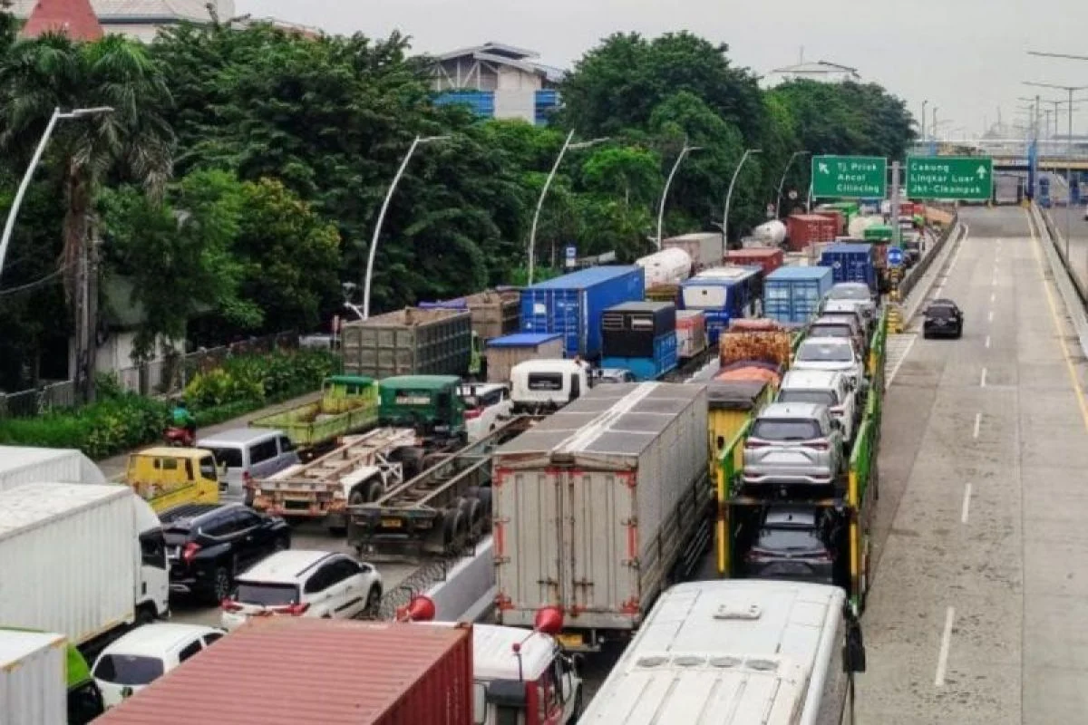 Viral: Dua Pengendara Mobil Cekcok di Tol Pelabuhan Arah Tanjung Priok, Jalan Ditutup