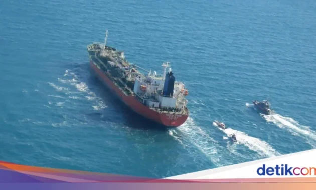 Viral: Video Tentara Iran Sita Kapal di Selat Hormuz, IRGC Naik Kapal Bawa Senjata Viral: Video Tentara Iran Sita Kapal di Selat Hormuz, IRGC Naik Kapal Bawa Senjata