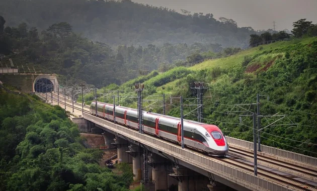 Viral Whoosh Mendadak Berhenti di Kopo, KCIC Sebut Akibat Seng Terbawa Angin di Jalur Kereta Cepat