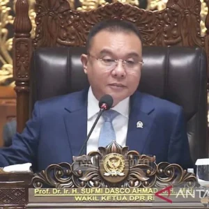 Wakil Ketua DPR RI Sufmi Dasco dan Kapolda Metro Jaya Pantau Evakuasi Kecelakaan Kereta