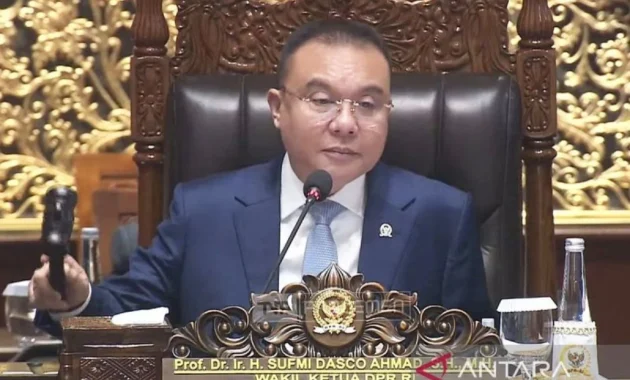 Wakil Ketua DPR RI Sufmi Dasco dan Kapolda Metro Jaya Pantau Evakuasi Kecelakaan Kereta