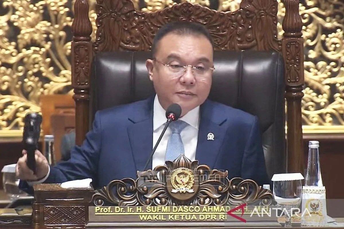 Wakil Ketua DPR RI Sufmi Dasco dan Kapolda Metro Jaya Pantau Evakuasi Kecelakaan Kereta