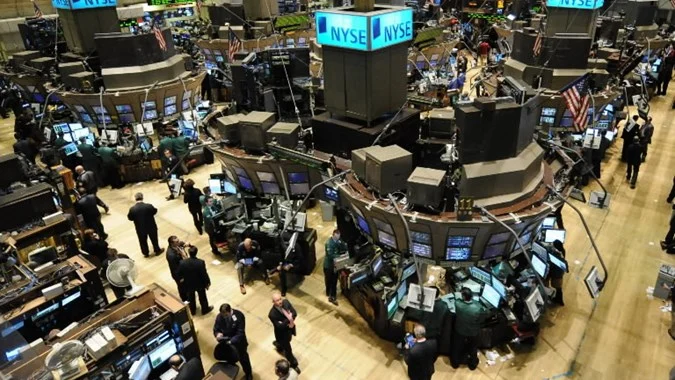 Wall Street Terpuruk, Minyak Meroket, Teknologi Terkendala: Apa Penyebabnya?
