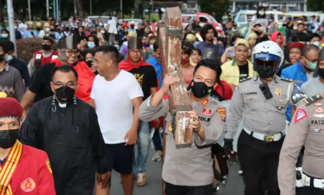 Wapres Gibran Hadiri Perayaan Paskah di NTT, Ikut Pikul Salib